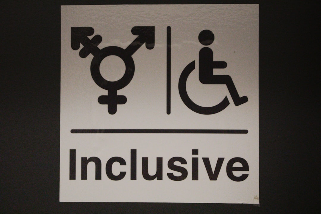 白地に車椅子のピクトグラム。アクセシビリティを schema.org の enum ではなく boolean の集合として扱う設計思想の暗喩