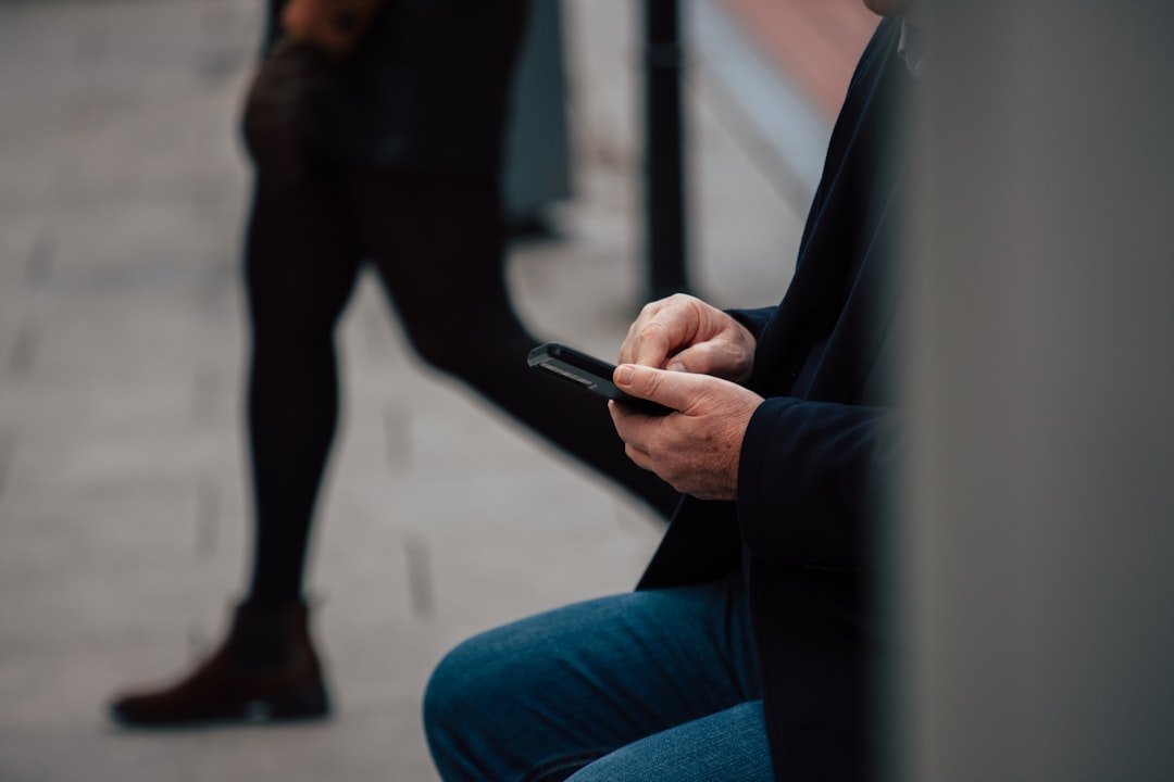 通りすがりの人物の傍らでスマートフォンを操作する男性。引用イベントは、画面の中ではなく路上の意思決定として終わる