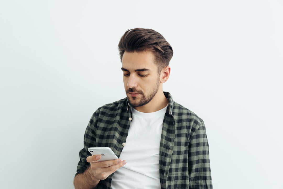 スマートフォンを見て眉をひそめる利用者。期待した店舗が AI の答えに現れないときのユーザー側の反応