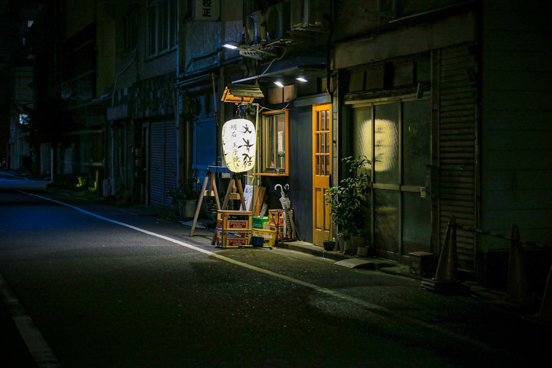 木製のガラス戸が並ぶ小さな店舗の入口。AI に「ひとつの実体」として認識される必要がある単位