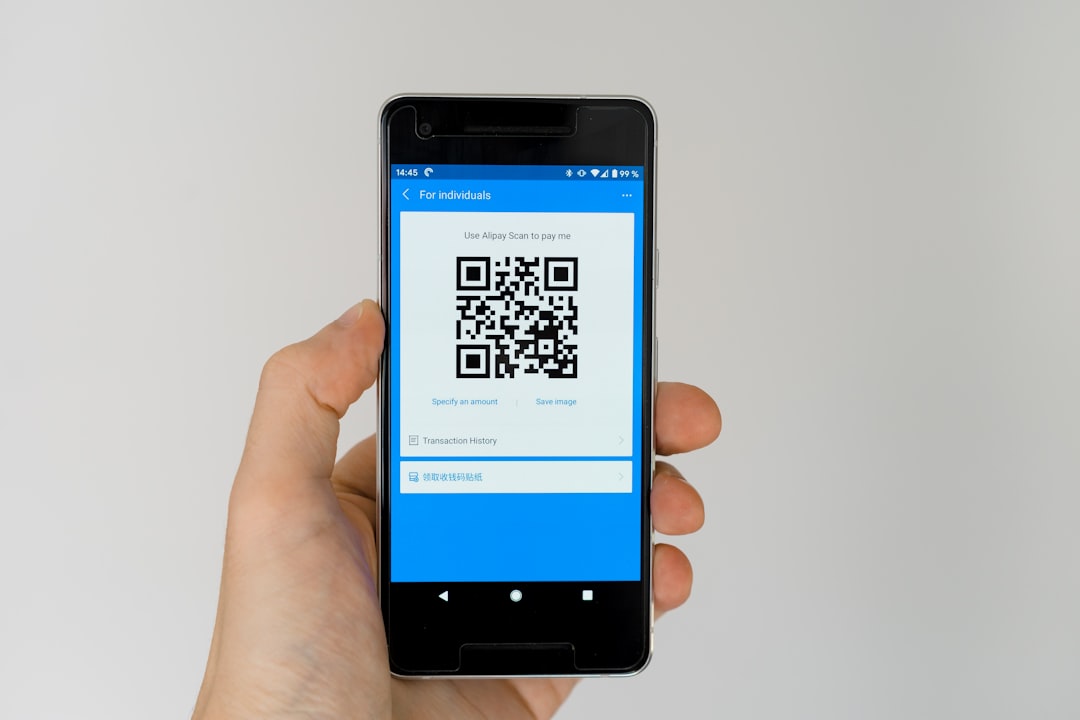 QR メニューを表示するスマートフォン。type の選択が AI の語れる内容を静かに左右する surface