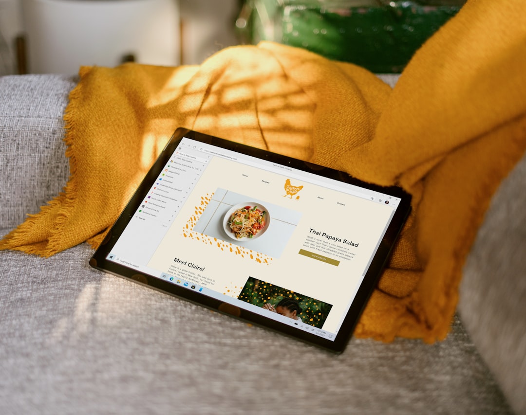 タブレット端末を手に取る場面。デジタル面でメニュー情報が構造化データとして流通するレイヤの見立て