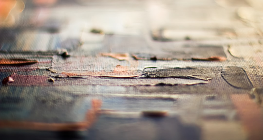 Separate water droplets on one wooden surface: distinct records that may or may not denote the same entity