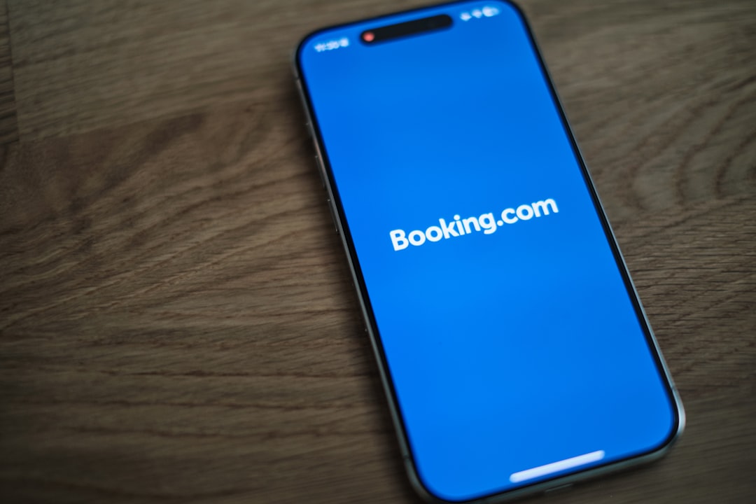 スマートフォンに表示された予約サービスのロゴ。pre-visit クエリの多くは reservation の可能性を確かめに来る