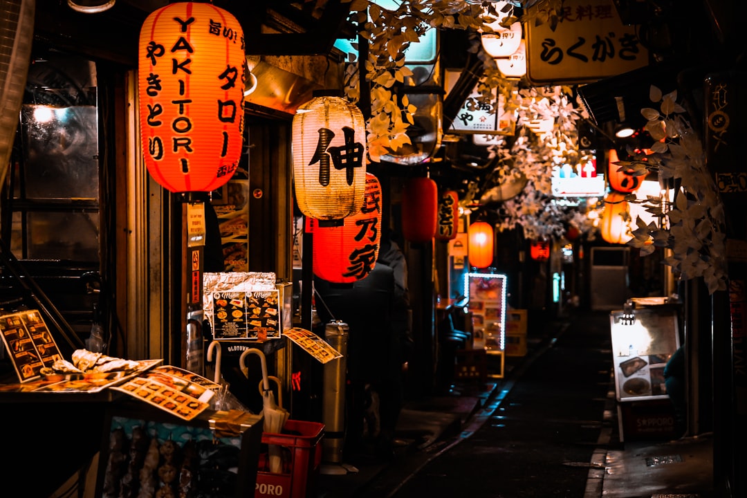 夜の歩道を歩く人々。同じ商店街の同じ一軒について、複数のレビュー面が別々の星の数を抱えている見立て